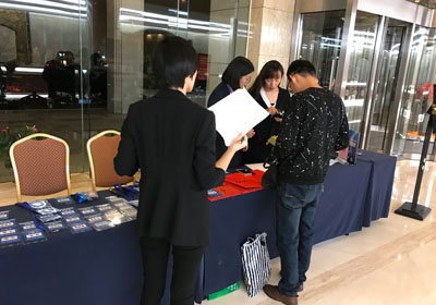 学员凌晨抵达，正在办理签到【学员照片见证】